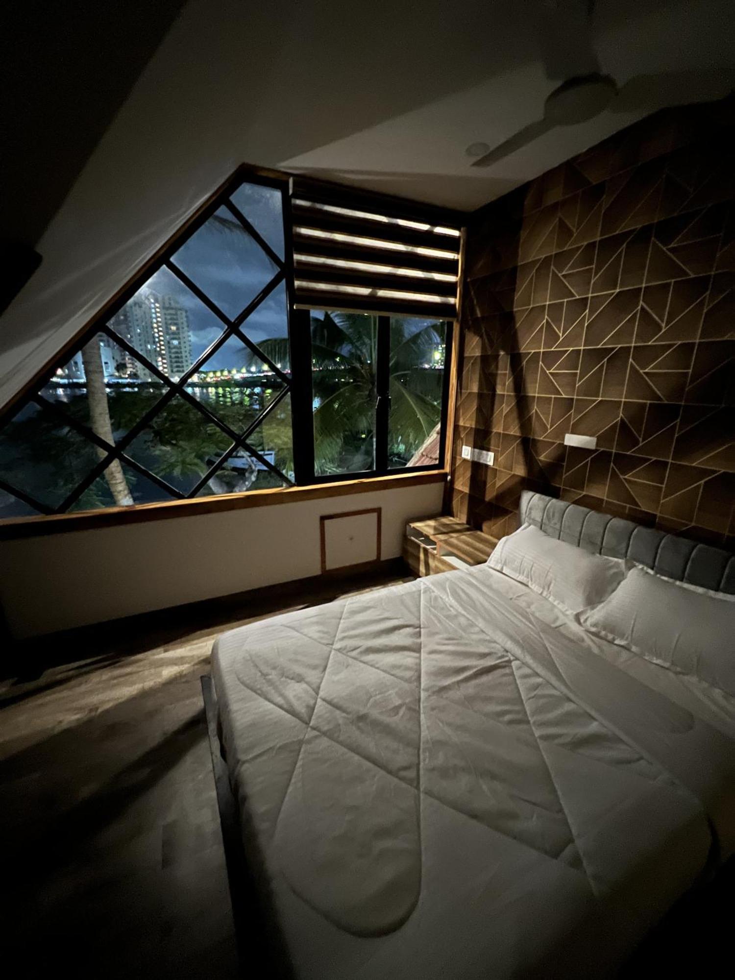 Marina Lounge Hotel Kochi Екстериор снимка